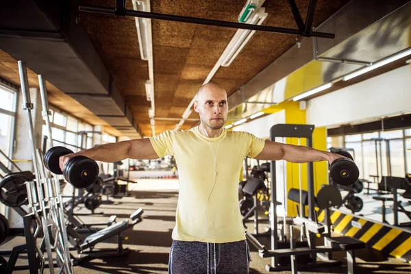 Homem Musculoso Forte Exercitando Com Halteres Ginásio — Fotografia de Stock