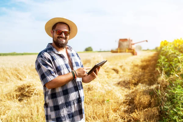 Веселий Фермер Планшетним Стоїть Пшеничному Полі — стокове фото