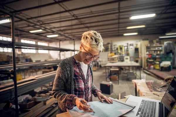 Трудолюбивая Профессиональная Женщина Инженер Работающая Ноутбуком Чертежом Мастерской — стоковое фото