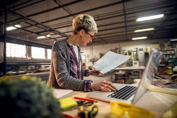 Engenheiro Feminino Profissional Trabalhando Duro Com Laptop Planta Oficina — Fotografia de Stock