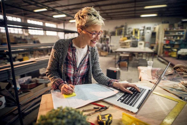Hardworking Professional Female Engineer Working Laptop Blueprint Workshop — Stock Photo, Image