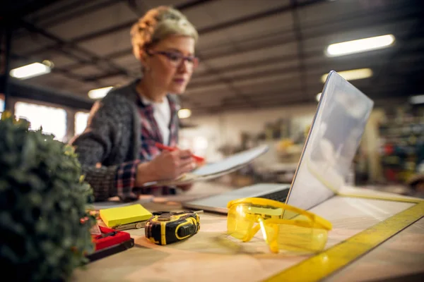 Трудолюбивая Профессиональная Женщина Инженер Работающая Ноутбуком Чертежом Мастерской Желтые Защитные — стоковое фото