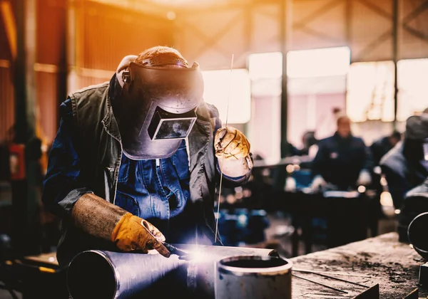 Professioneller Schweißer Mit Schutzmaske Arbeitet Der Werkstatt — Stockfoto