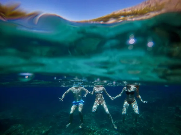 Unterwasser Foto Von Drei Freunden Beim Schwimmen Exotischen Türkisfarbenen Meer — Stockfoto