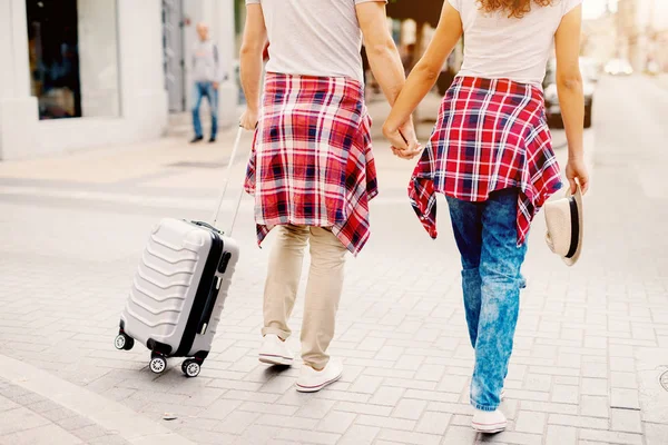 Пара подорожує містом з багажем — стокове фото