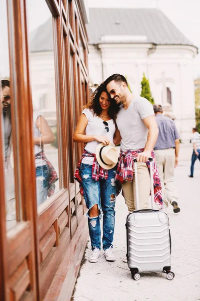 年轻幸福的情侣在城里旅行 看着商店橱窗里的冰淇淋 — 图库照片