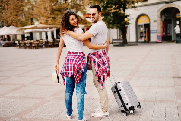 Jonge Gelukkig Liefde Paar Reizen Stad Knuffelen — Stockfoto