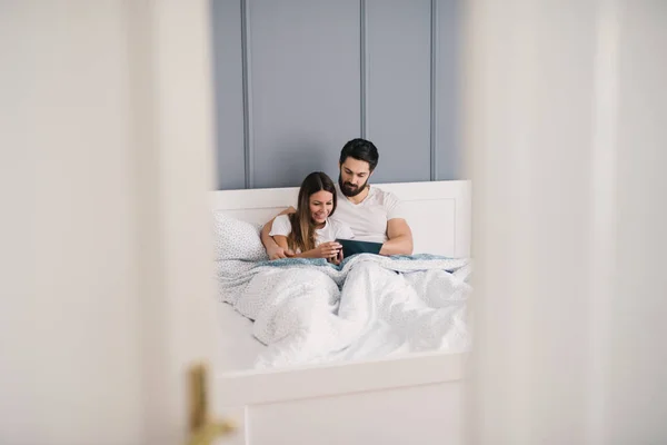 Νέοι Αγάπη Ζευγάρι Ξαπλωμένο Μαζί Στο Κρεβάτι Tablet Στο Σπίτι — Φωτογραφία Αρχείου