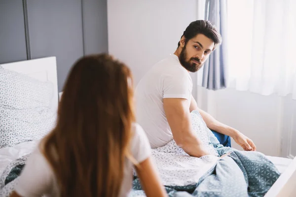 Joven Barbudo Mirando Infeliz Novia Mientras Está Sentado Cama Casa — Foto de Stock