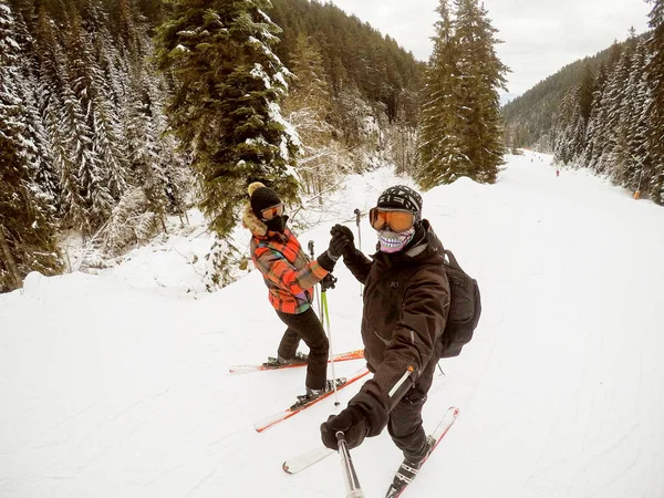 Joven Mujer Hombre Tomados Mano Mientras Esquiaba Las Montañas Invierno —  Fotos de Stock