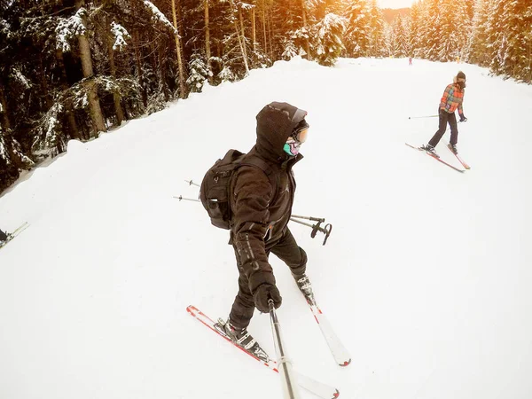 Mujer Joven Hombre Esquiando Las Montañas Invierno Tomando Selfie —  Fotos de Stock