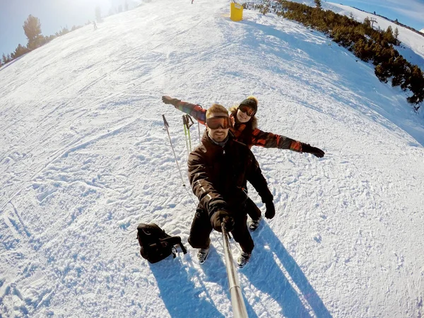 Mujer Joven Hombre Esquiando Las Montañas Invierno Tomando Selfie —  Fotos de Stock