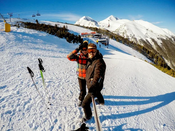 Mujer Joven Hombre Esquiando Las Montañas Invierno Tomando Selfie —  Fotos de Stock