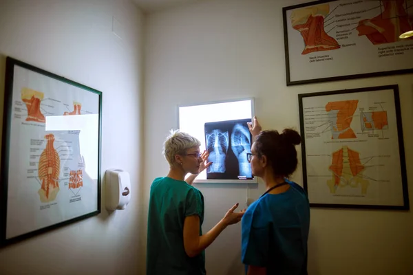 Задний Вид Двух Профессиональных Медсестер Проверяющих Рентген Консультирующих Кабинете Врача — стоковое фото