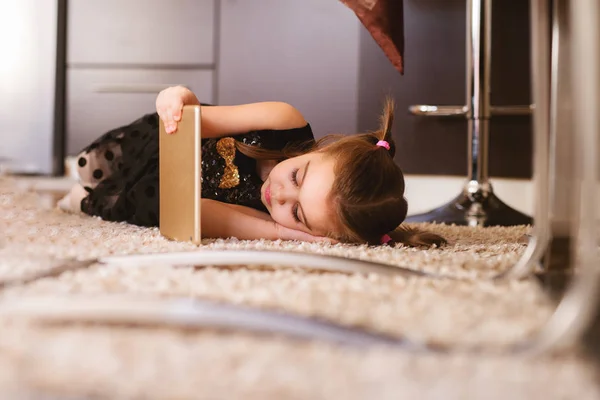 Маленькая девочка с планшетным ПК — стоковое фото