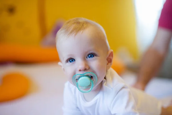 Retrato Bebé Lindo Con Chupete Casa — Foto de Stock