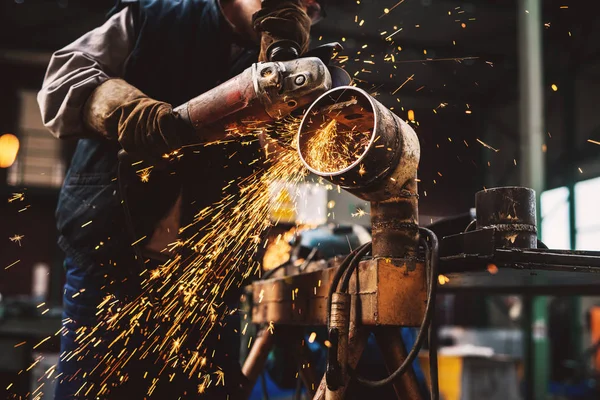 Soldador Profissional Com Máscara Proteção Soldagem Tubo Metal — Fotografia de Stock