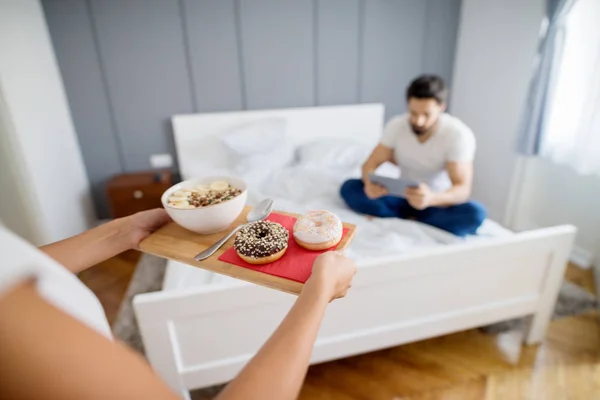 Cuidado Romántico Joven Mujer Trayendo Desayuno Cama Novio Casa — Foto de Stock