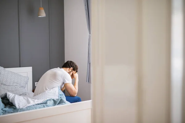 Mladý Muž Sedí Posteli Doma Zlomené Srdce — Stock fotografie