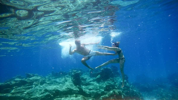 楽しい水中楽しんで 陽気なカップル — ストック写真