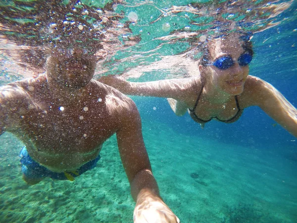 Veselý Pár Baví Pod Vodou Při Selfie — Stock fotografie