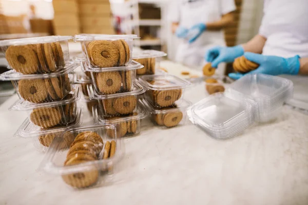 Proses Pengepakan Kue Pabrik Industri Makanan — Stok Foto