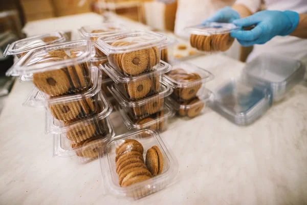 Proses Pengepakan Kue Pabrik Industri Makanan — Stok Foto