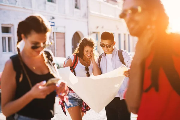 Grupo Jovens Amigos Felizes Viajando Juntos Olhando Para Mapa Cidade — Fotografia de Stock