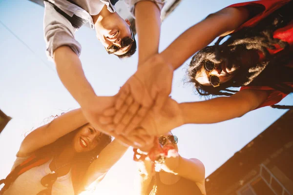 Gruppo Giovani Amici Felici Che Viaggiano Insieme Tengono Mano Insieme — Foto Stock