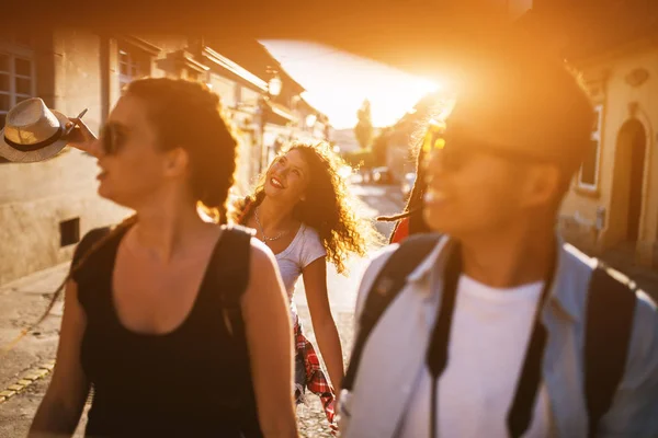 Grupo Jóvenes Amigos Felices Que Viajan Por Ciudad Atardecer —  Fotos de Stock