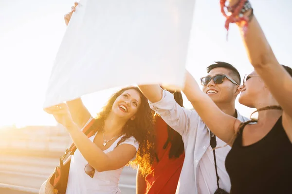 Grupo Jóvenes Amigos Felices Viajando Juntos Mirando Mapa Ciudad — Foto de Stock