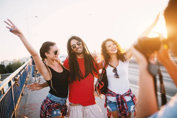 Grupo Jovens Amigos Felizes Viajando Cidade Tirar Fotos — Fotografia de Stock