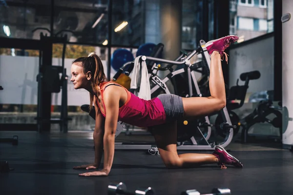 Sportif Kadın Spor Salonunda Bacak Egzersizleri Yapıyor — Stok fotoğraf