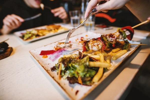 Cips Salata Ile Kızarmış Şişleri Plaka Restoran Yemek — Stok fotoğraf