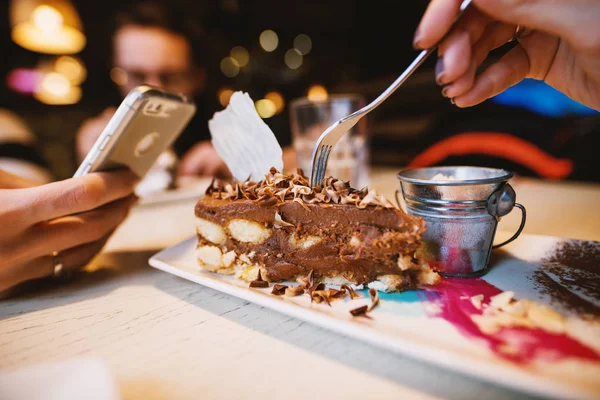 Tangan Wanita Makan Gurun Coklat Kue Restoran — Stok Foto