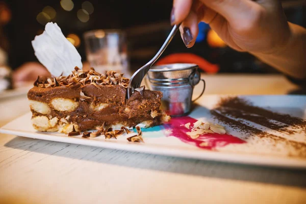 Tangan Wanita Makan Gurun Coklat Kue Restoran — Stok Foto