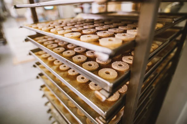 Processo Produção Cookies Fábrica Indústria Alimentos Muitos Biscoitos Bandejas — Fotografia de Stock