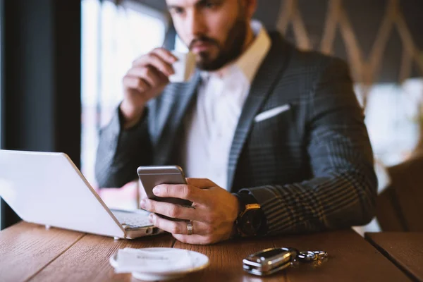 Exitoso Joven Hombre Negocios Barbudo Guapo Traje Trabajo Con Ordenador — Foto de Stock