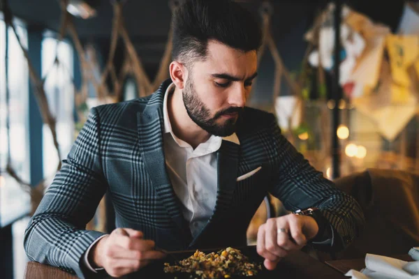 Knappe Zakenman Tijd Terwijl Het Eten Van Maaltijd Restaurant Controleren — Stockfoto