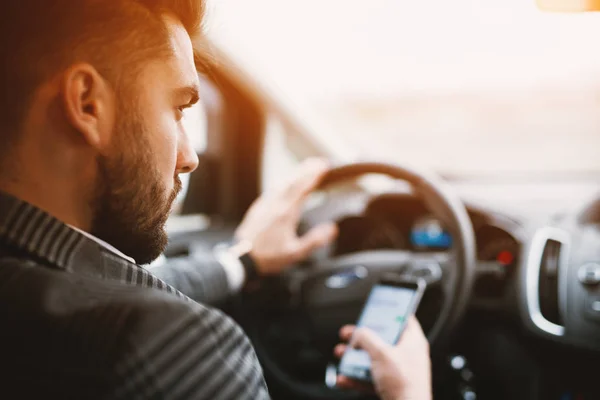 Homem Negócios Mensagens Texto Durante Condução Carro Visão Traseira — Fotografia de Stock