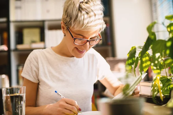 Vrolijke Jonge Vrouw Zittend Aan Tafel Ochtend Thuis Het Drinken — Stockfoto