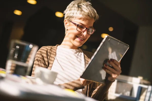 Heureux Jeune Belle Femme Travaillant Dans Café Utilisant Tablette Boire — Photo