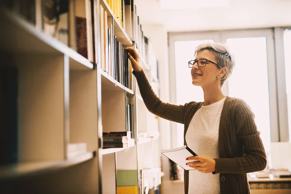 Mladá Studentka Volba Kniha Bookshelf Knihovně — Stock fotografie