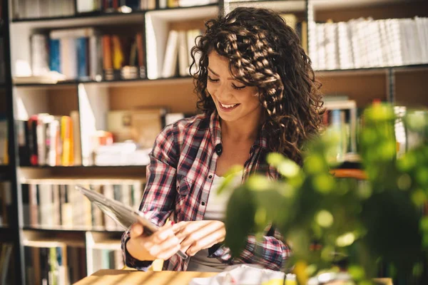 Jeune Étudiante Travaillant Avec Tablette Bibliothèque — Photo