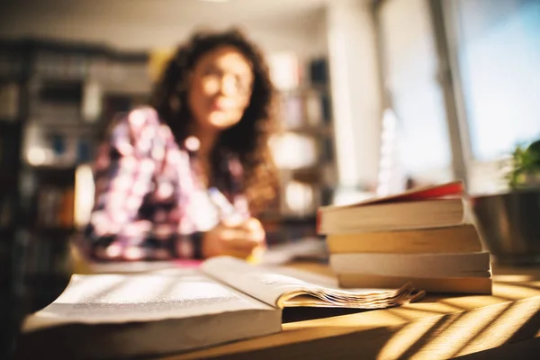 Ung Kvinnlig Student Som Arbetar Biblioteket Boka Förgrunden — Stockfoto