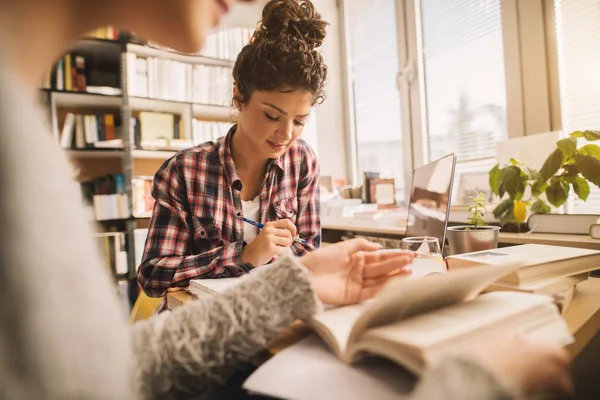 Duas Jovens Amigas Estudando Biblioteca Preparando Para Exame — Fotografia de Stock