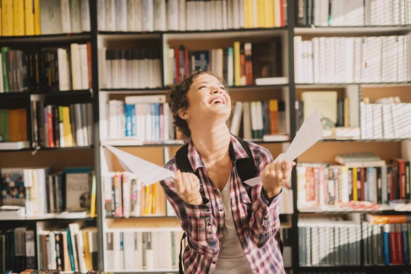 Щаслива Молода Студентка Тримає Нотатки Бібліотеці — стокове фото