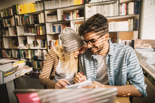 Joven Feliz Pareja Estudiando Biblioteca Haciendo Tarea Riendo — Foto de Stock