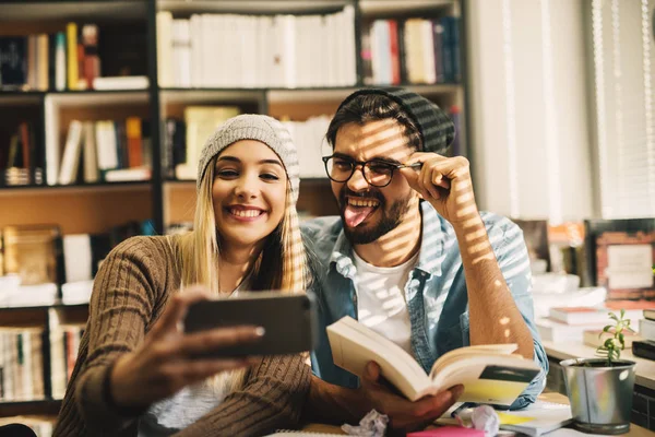 図書館で Selfie を取って幸せな若い学生のカップル — ストック写真