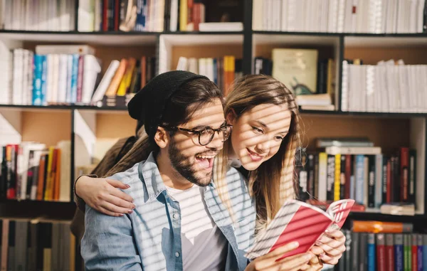 図書館 愛とチームワークの概念 図書館の本を読んで勉強している学生の幸せカップル — ストック写真